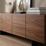 Un meuble en bois aux veines marquées, prêt à être retapé. Une touche de modernité avec des pieds noirs discrets.