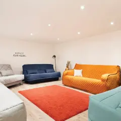 Espace clic clac : plusieurs canapés confortables aux couleurs vives et douces, avec un échantillonnage de tissus.