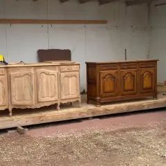 Buffet en bois brut à gauche, buffet huilé à droite. Le processus de restauration du bois, avant et après l'application de l'huile.