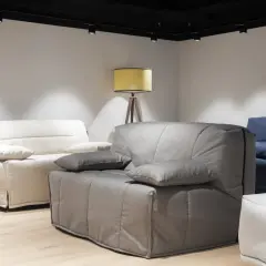 Canapés confortables dans un magasin. Le canapé gris est en position bz, prêt à accueillir des invités.