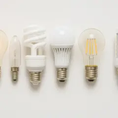 Six ampoules de différents types, dont une incandescente allumée. Peut-on mettre une ampoule 60W au lieu de 40W ?