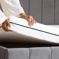 Mains ajustant un matela, prêt pour la saison hivernale.