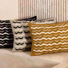 Trois coussins aux motifs ondulés, parfaits pour choisir quel tissu pour housse de coussin.