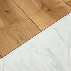Un côté présente un parquet en bois chaleureux, l'autre un carrelage blanc marbré élégant. Un choix entre deux ambiances pour votre intérieur.