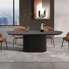 Table 12 personnes dimensions : un plateau ovale en pierre sombre repose sur un pied cylindrique noir. Quatre chaises en velours marron entourent la table.