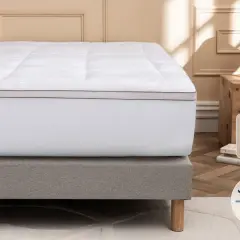 Surmatelas blanc moelleux, élu meilleur surmatelas. Facile à retourner pour un confort optimal. Fabrication française.