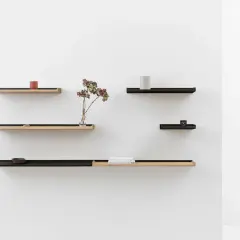 Étagères murales modernes en bois et métal, idéales pour fixer et organiser vos objets décoratifs.