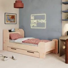 Lit en bois clair avec tiroirs, idéal pour un matelas 1 place et demi. Un décor inspirant "Do Something Epic" illumine le mur.