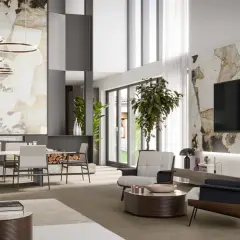 Un salon moderne avec une grande etagere sejour, un canapé, des fauteuils, une table basse et une télévision murale.