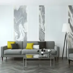 Salon moderne avec canapé gris, coussins colorés et un papier peint écologique aux motifs marbrés abstraits.