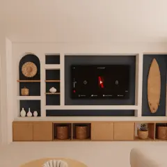 Un salon moderne avec une niche murale pour la TV, des étagères décorées et un meuble bas en bois.