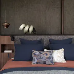 Lit moderne avec tête de lit haute et coussins décoratifs. Quelle hauteur pour une tête de lit ? Celle-ci est bien proportionnée.
