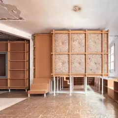 Structure en bois et panneaux isolants dans un appartement en cours de rénovation. Étagères en bois et escalier en contreplaqué.
