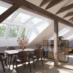 Un comble aménagé lumineux avec poutres apparentes, une table à manger et des étagères modernes.