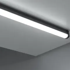Éclairage moderne, une barre lumineuse led au design épuré éclaire un plafond gris.
