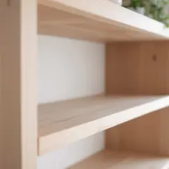 Étagères en bois clair, un meuble DIY simple et élégant.