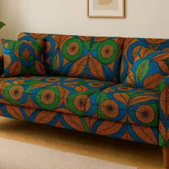 Canapé aux motifs africains colorés. Ce tissu audacieux, quel est le meilleur tissu pour canapé, apporte une touche vibrante à votre salon.