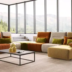 Un salon moderne avec un canapé modulaire aux couleurs vives. Le canapé réversible, signification de flexibilité, s'adapte à tous les espaces.