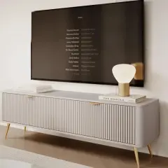 Meuble télé moderne aux lignes épurées, parfait pour un salon contemporain. Sa dimension s'intègre harmonieusement.