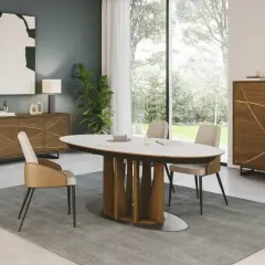 Salle à manger moderne avec table ovale, chaises, tapis et buffet en bois. La hauteur du buffet s'intègre parfaitement à l'espace.