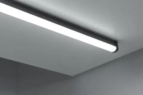 Éclairage moderne, une barre lumineuse led au design épuré éclaire un plafond gris.