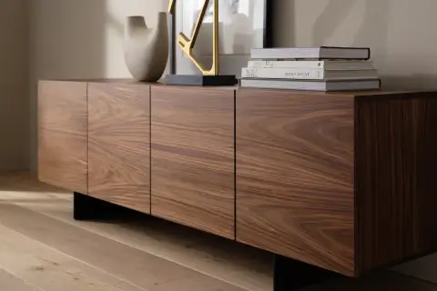 Un meuble en bois aux veines marquées, prêt à être retapé. Une touche de modernité avec des pieds noirs discrets.