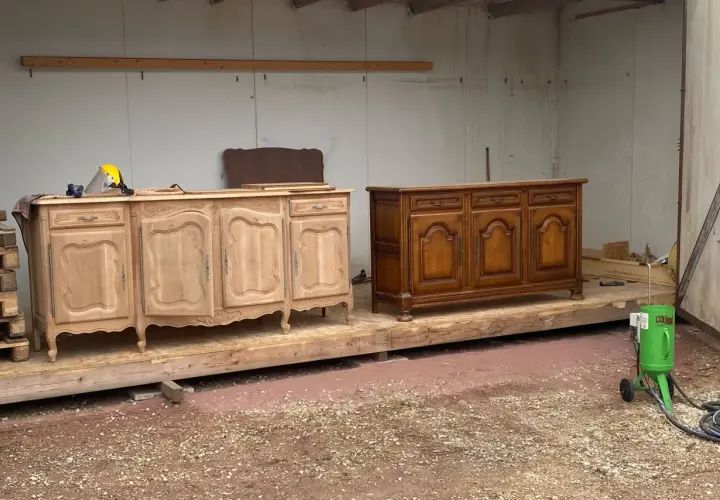 Buffet en bois brut à gauche, buffet huilé à droite. Le processus de restauration du bois, avant et après l'application de l'huile.