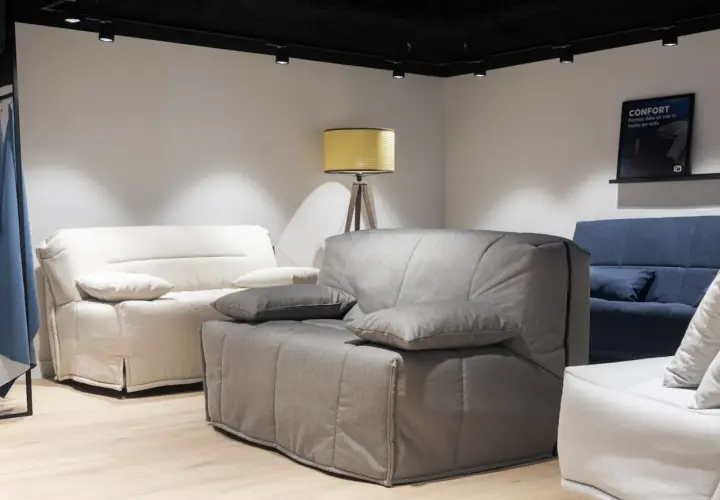 Canapés confortables dans un magasin. Le canapé gris est en position bz, prêt à accueillir des invités.