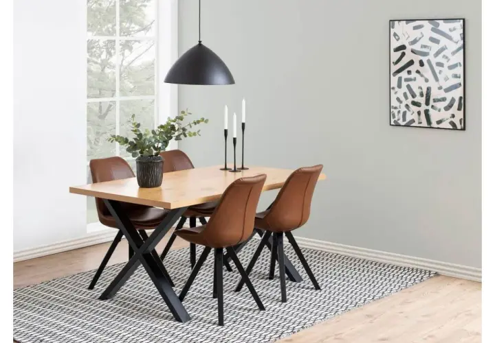 Quelles chaises avec table industrielle : un ensemble repas moderne avec des chaises en cuir marron et une table en bois sur des pieds noirs.