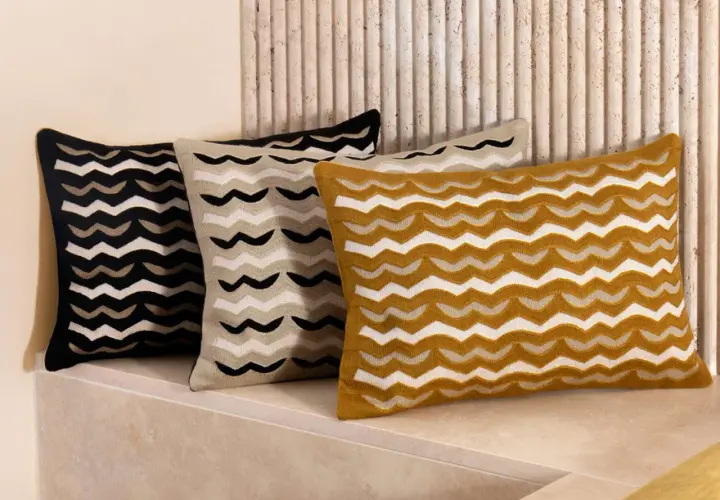 Trois coussins aux motifs ondulés, parfaits pour choisir quel tissu pour housse de coussin.