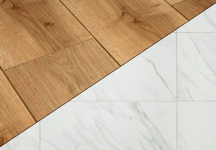 Un côté présente un parquet en bois chaleureux, l'autre un carrelage blanc marbré élégant. Un choix entre deux ambiances pour votre intérieur.