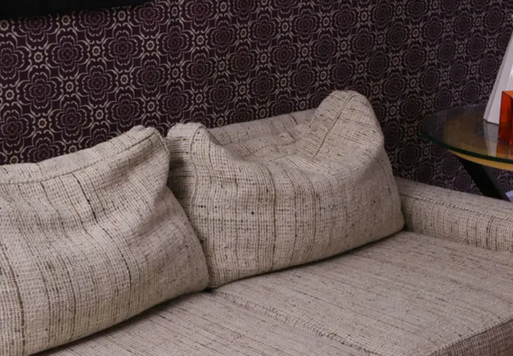 Coussins avachis sur un canapé : comment faire pour leur redonner du rembourrage et du gonflant ?