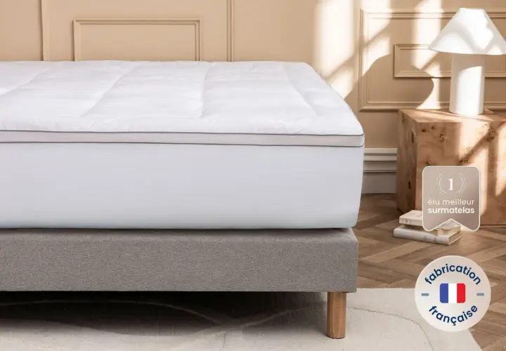 Surmatelas blanc moelleux, élu meilleur surmatelas. Facile à retourner pour un confort optimal. Fabrication française.