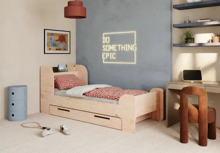 Lit en bois clair avec tiroirs, idéal pour un matelas 1 place et demi. Un décor inspirant "Do Something Epic" illumine le mur.