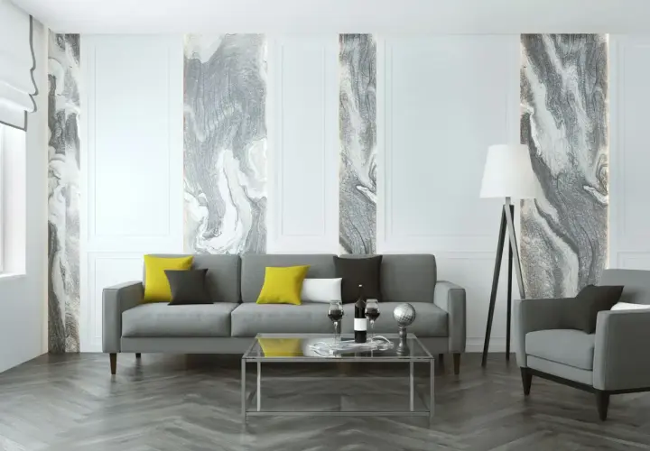 Salon moderne avec canapé gris, coussins colorés et un papier peint écologique aux motifs marbrés abstraits.