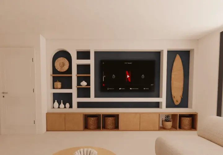 Un salon moderne avec une niche murale pour la TV, des étagères décorées et un meuble bas en bois.