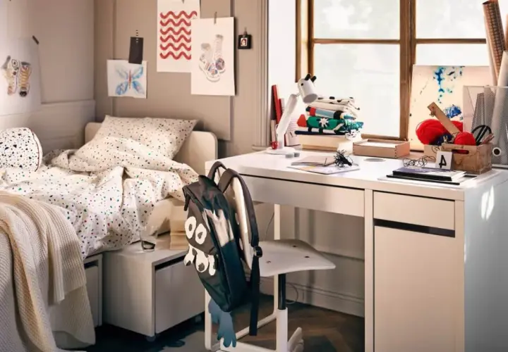 Aménagement petite chambre ado : lit confortable, bureau blanc avec fournitures créatives, et un sac à dos rigolo.