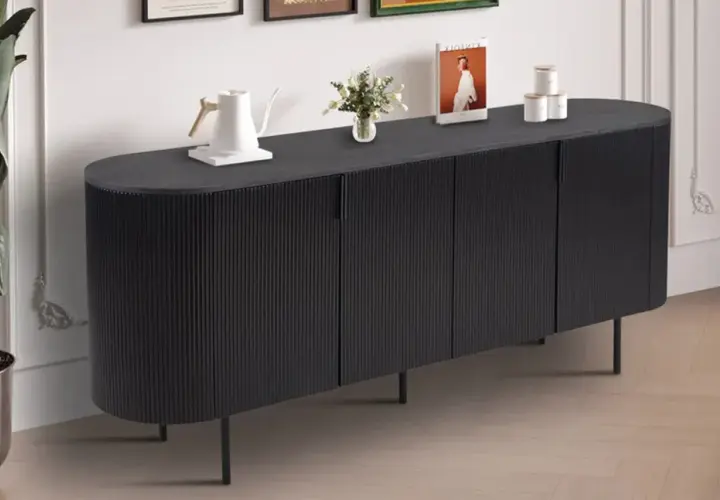 Buffet de salle à manger noir aux lignes verticales, avec une bouilloire blanche, des livres et des pots décoratifs sur le dessus. Ses dimensions s'intègrent parfaitement dans un espace moderne.