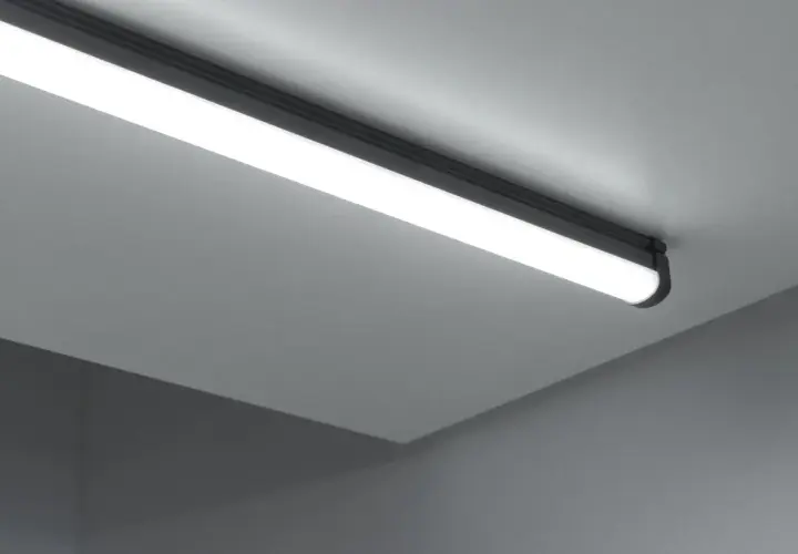 Éclairage moderne, une barre lumineuse led au design épuré éclaire un plafond gris.