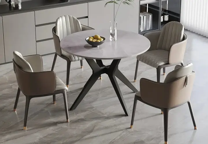 Table ronde moderne avec 4 chaises, idéale pour un repas convivial. Imaginez une **dimension table ronde 10 personnes** pour vos grandes réunions.