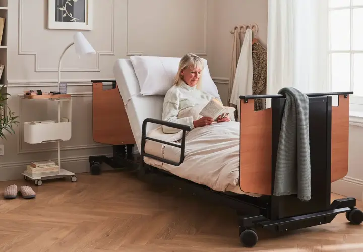 Femme lisant au lit. L'avantage inconvénient lit électrique : confort et autonomie pour elle.