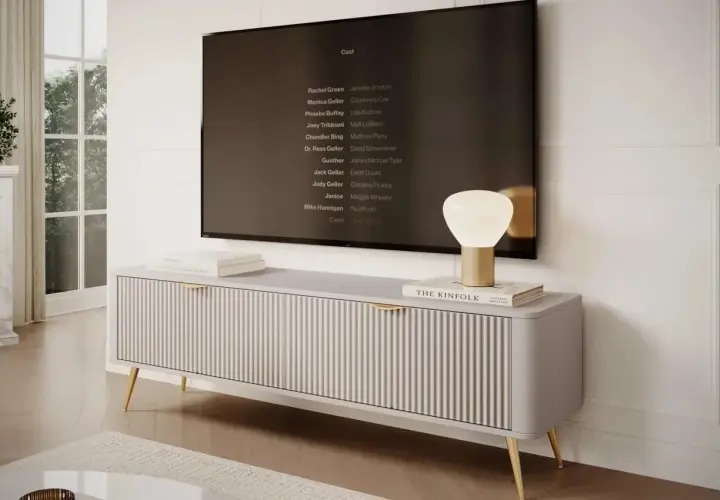 Meuble télé moderne aux lignes épurées, parfait pour un salon contemporain. Sa dimension s'intègre harmonieusement.