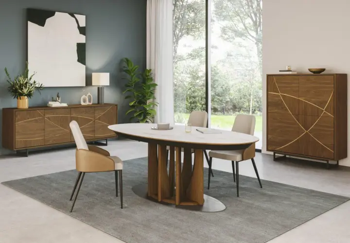 Salle à manger moderne avec table ovale, chaises, tapis et buffet en bois. La hauteur du buffet s'intègre parfaitement à l'espace.