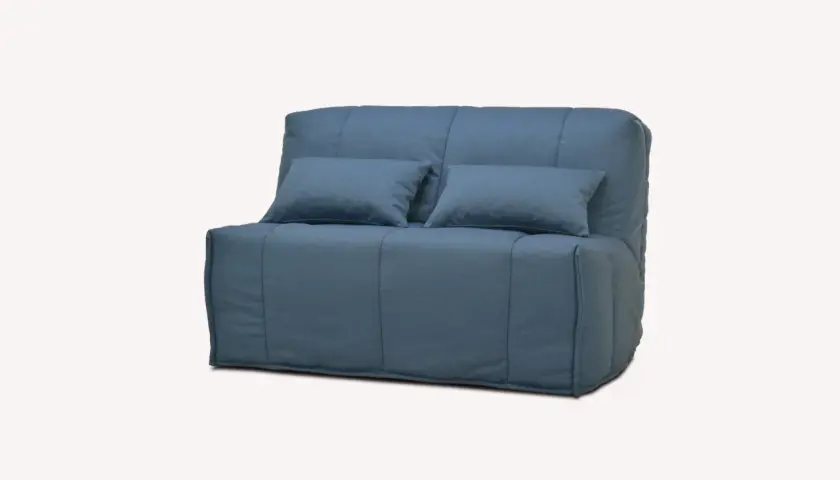 Canapé bz bleu avec coussins. Facile à déplier pour un couchage d'appoint.