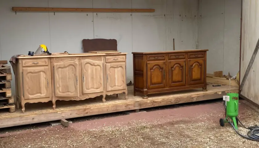 Buffet en bois brut à gauche, buffet huilé à droite. Le processus de restauration du bois, avant et après l'application de l'huile.