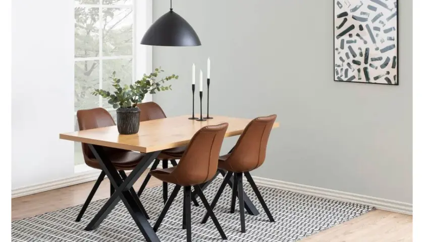 Quelles chaises avec table industrielle : un ensemble repas moderne avec des chaises en cuir marron et une table en bois sur des pieds noirs.