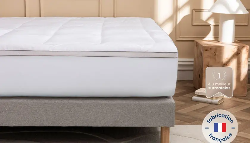 Surmatelas blanc moelleux, élu meilleur surmatelas. Facile à retourner pour un confort optimal. Fabrication française.