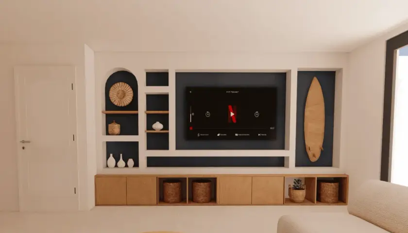 Un salon moderne avec une niche murale pour la TV, des étagères décorées et un meuble bas en bois.
