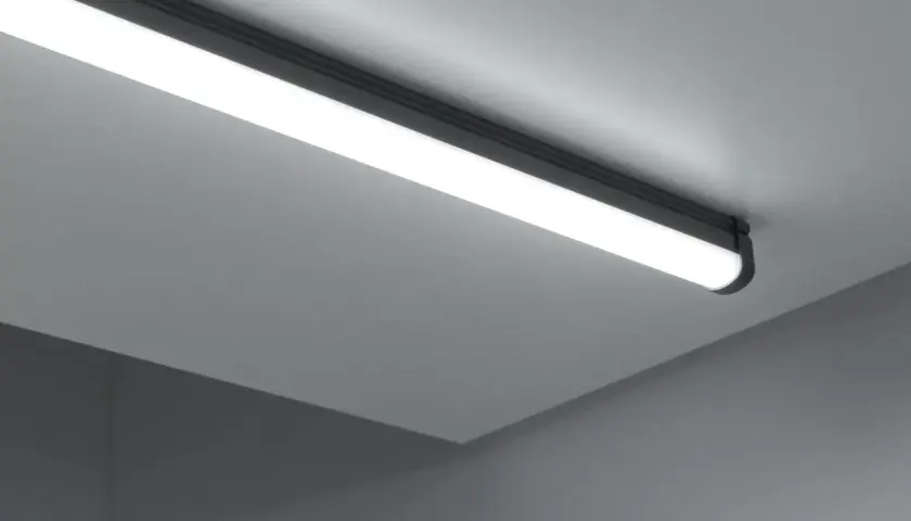 Éclairage moderne, une barre lumineuse led au design épuré éclaire un plafond gris.
