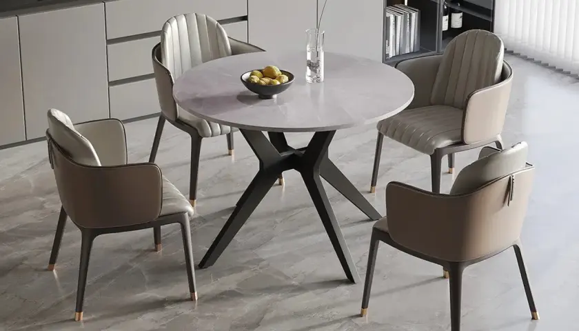 Table ronde moderne avec 4 chaises, idéale pour un repas convivial. Imaginez une **dimension table ronde 10 personnes** pour vos grandes réunions.